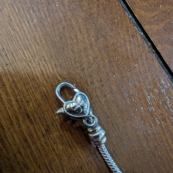 Faux Pandora like bracelet with travel themed charms. - Picture 4 of 6